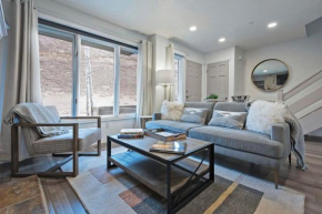 2BR Condo Steps from Ski Resort with Private Hot Tub